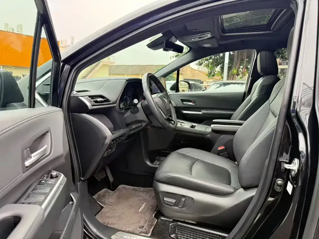 Toyota Sienna — фото 6