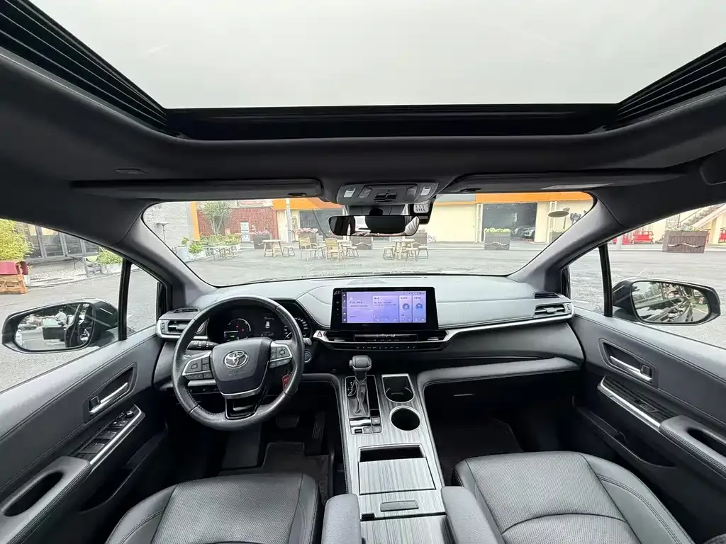 Toyota Sienna — фото 2
