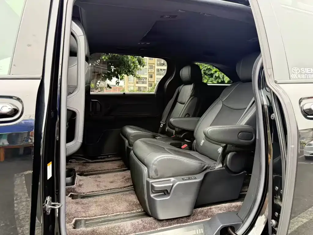 Toyota Sienna — фото 7