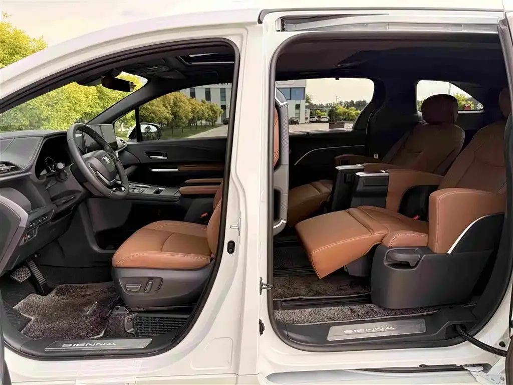Toyota Sienna — фото 5