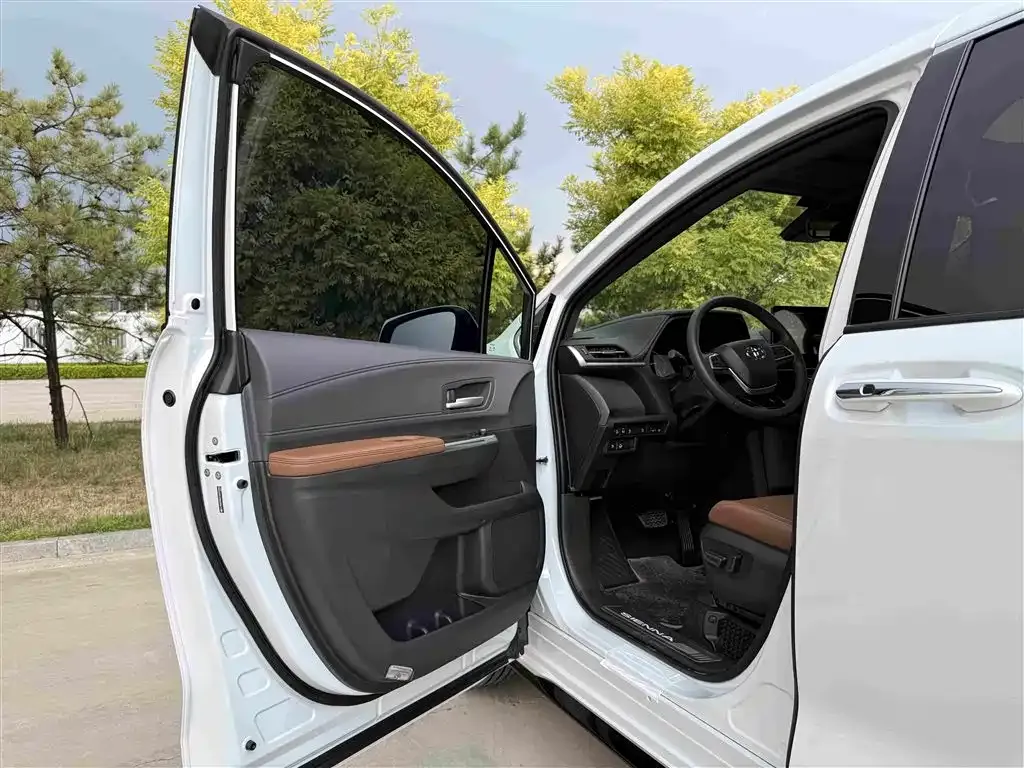 Toyota Sienna — фото 7