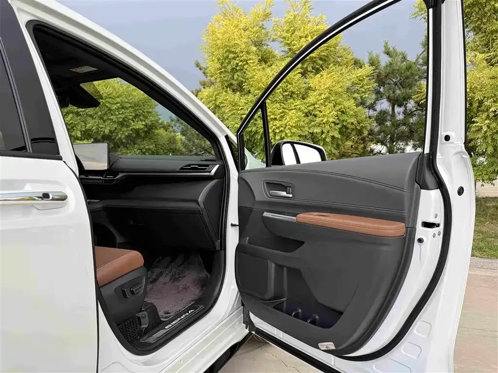 Toyota Sienna — фото 9