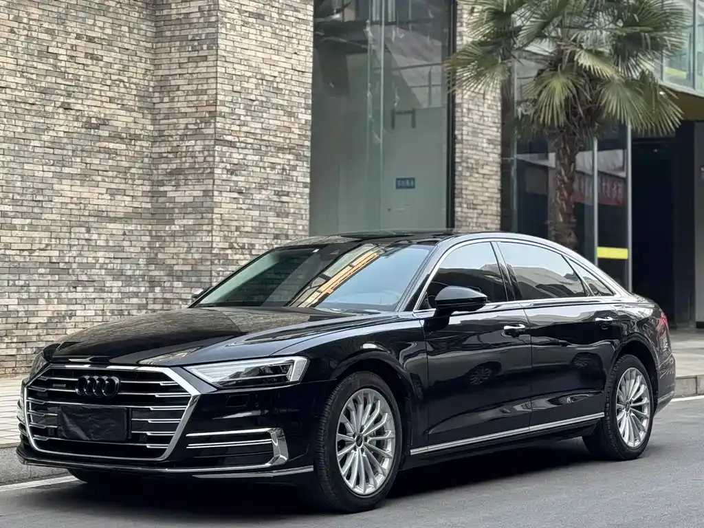 Audi A8 — фото 1