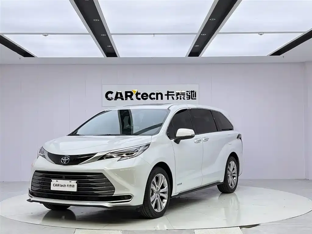 Toyota Sienna — фото 1
