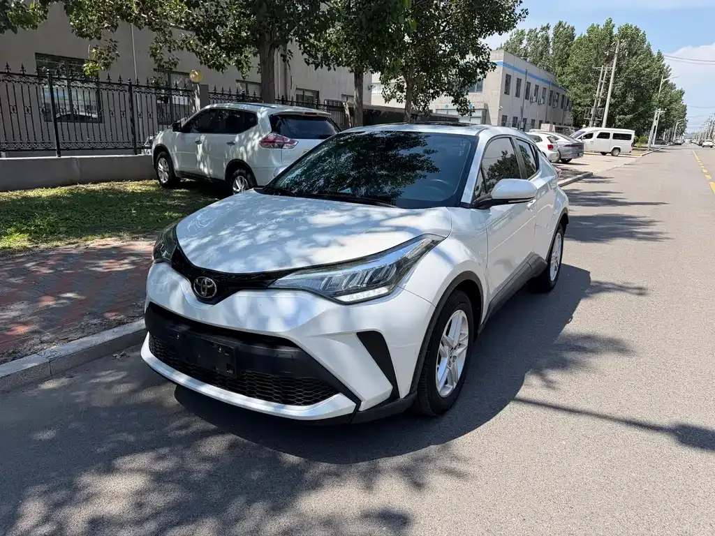Toyota C-HR — фото 1