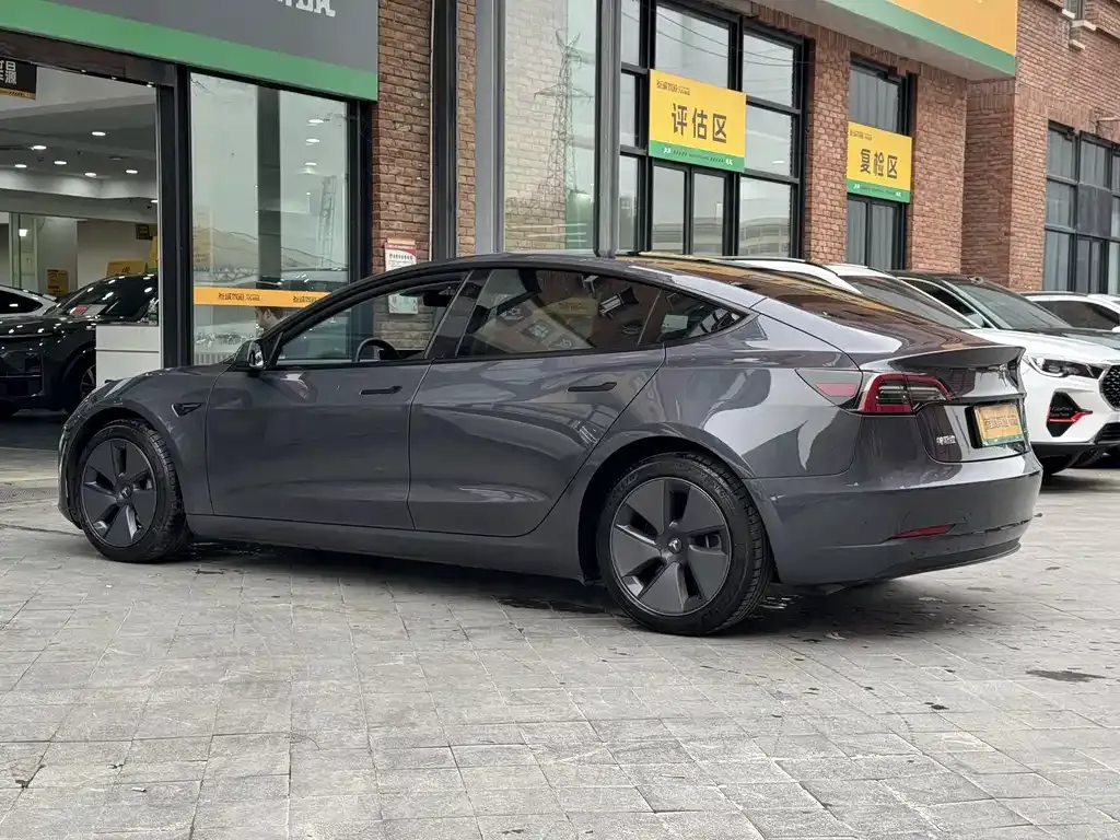 Tesla Model 3 — фото 9