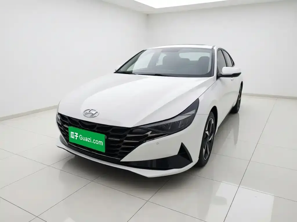 Hyundai Elantra — фото 1