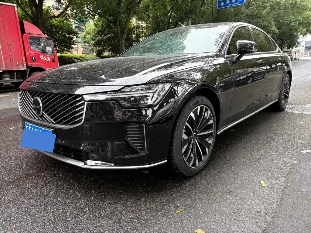 Volvo S90 — фото 1