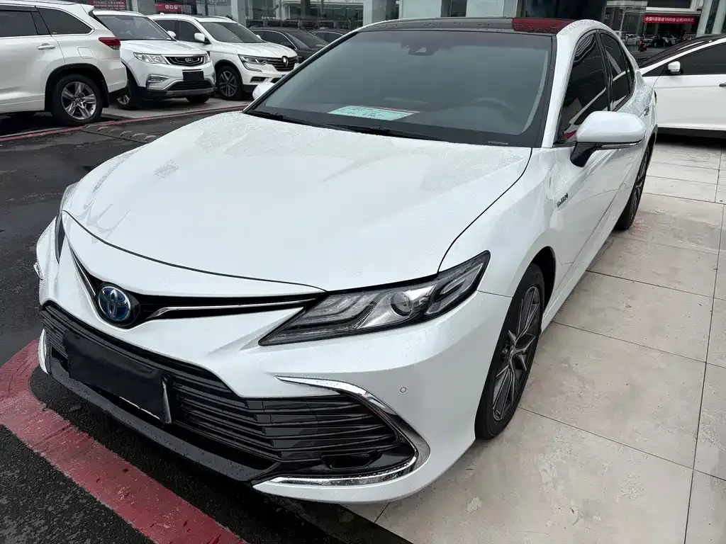Toyota Camry — фото 1
