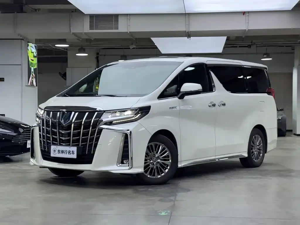 Toyota Alphard — фото 1