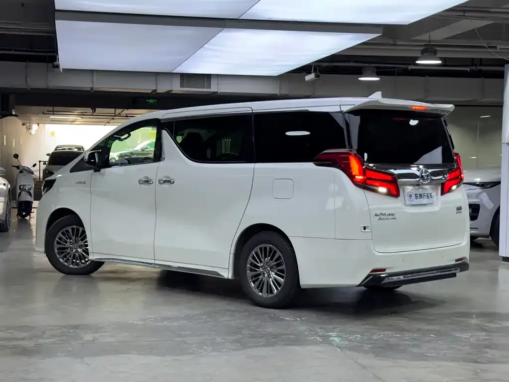 Toyota Alphard — фото 4