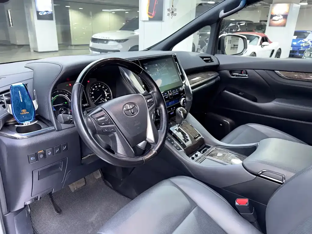 Toyota Alphard — фото 6