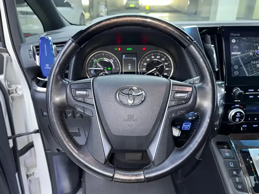 Toyota Alphard — фото 8