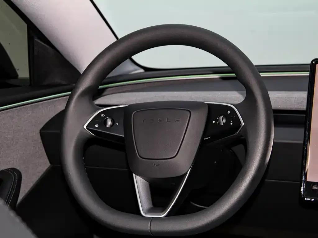 Tesla Model 3 — фото 10