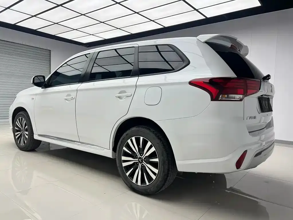 Mitsubishi Outlander — фото 4