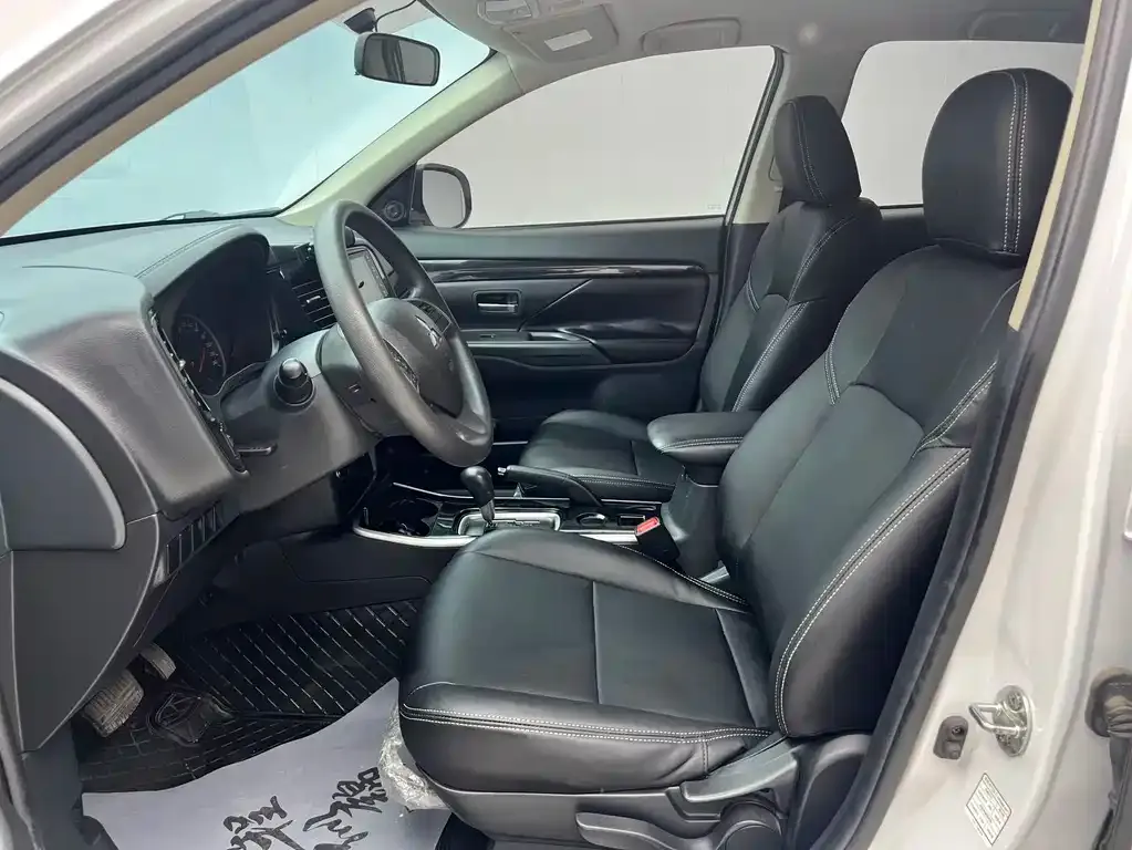 Mitsubishi Outlander — фото 10