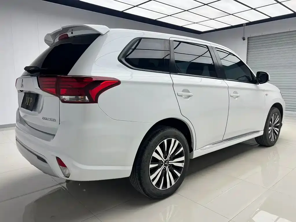 Mitsubishi Outlander — фото 5