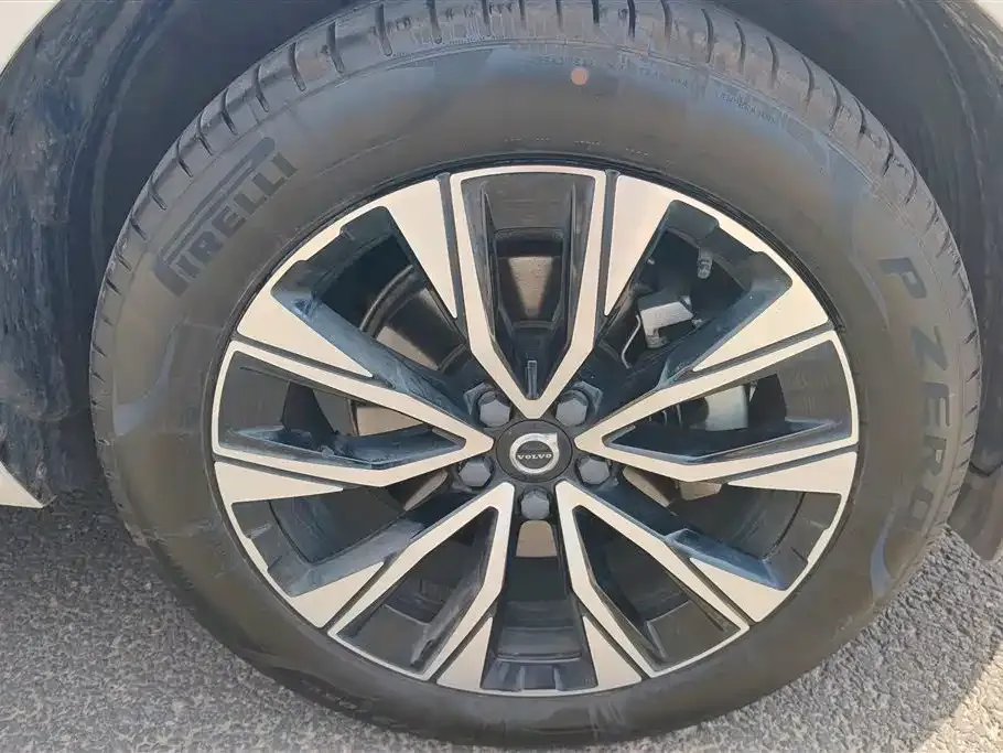 Volvo XC60 — фото 10