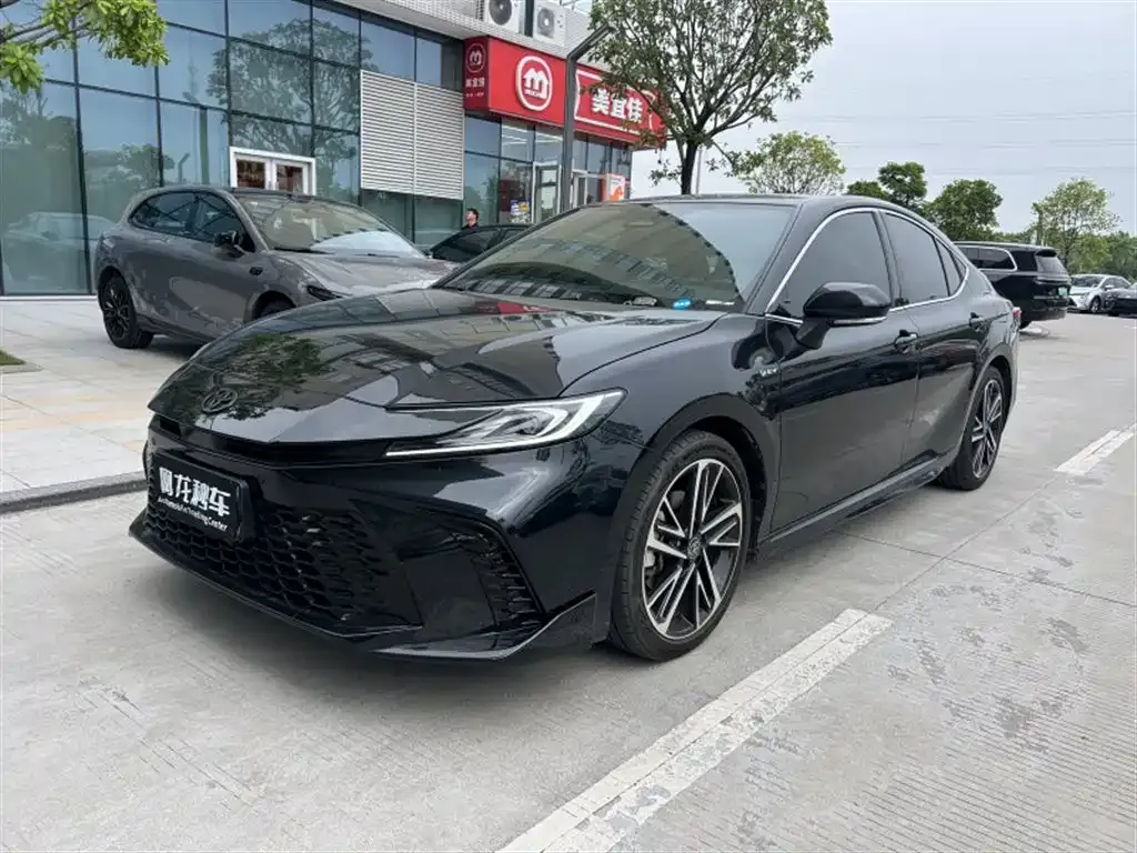 Toyota Camry — фото 1