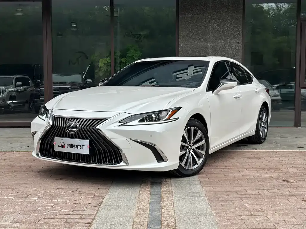 Lexus ES — фото 1