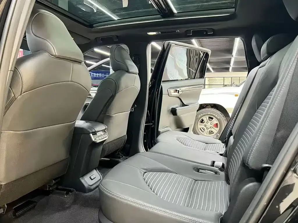 Toyota Crown Kluger 2023 из CN, фото 7