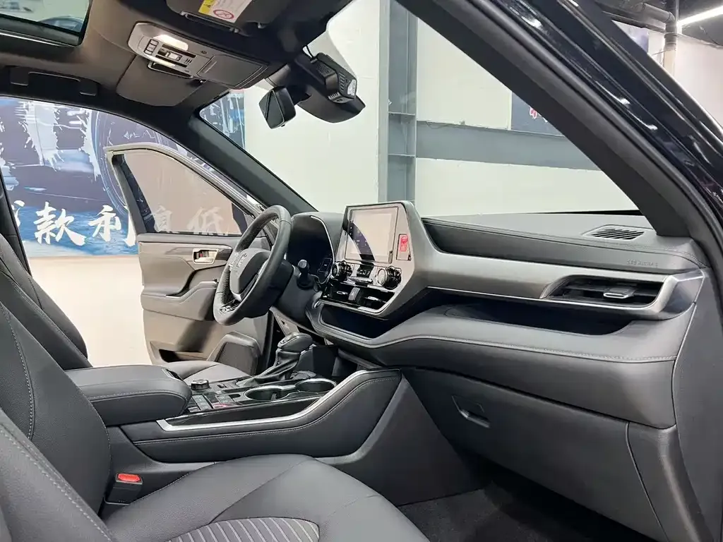 Toyota Crown Kluger 2023 из CN, фото 6
