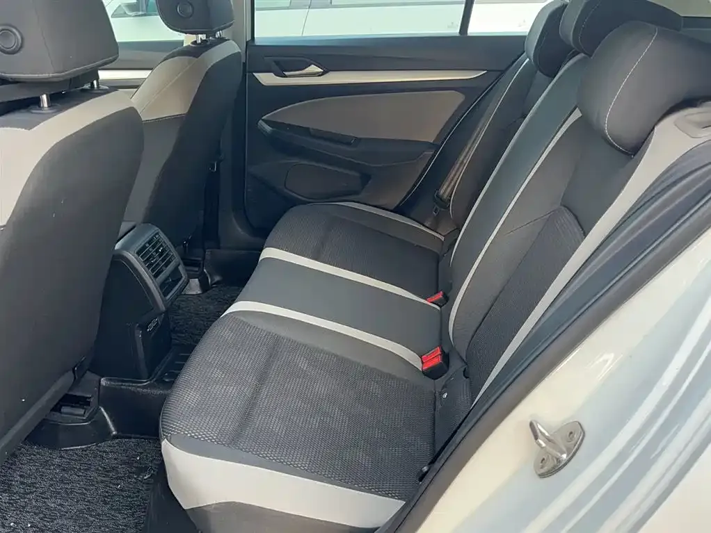 Volkswagen Golf 2023 из CN, фото 2