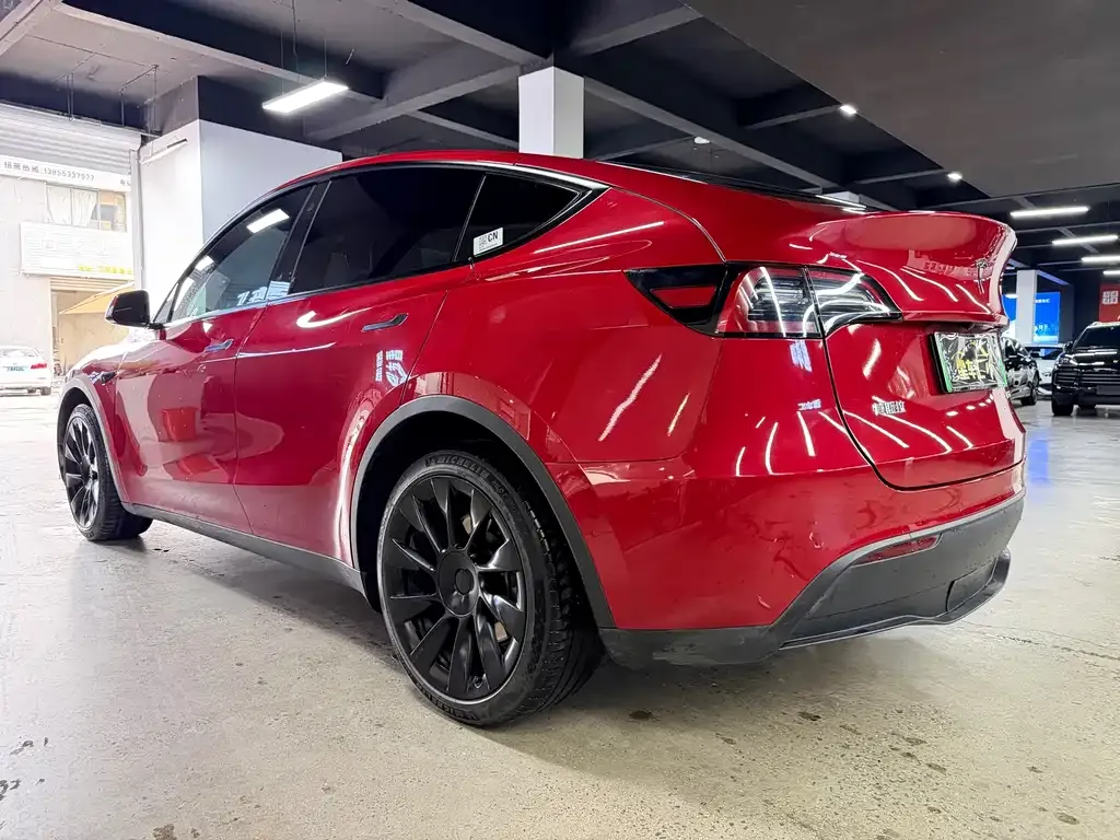 Tesla Model Y — фото 8