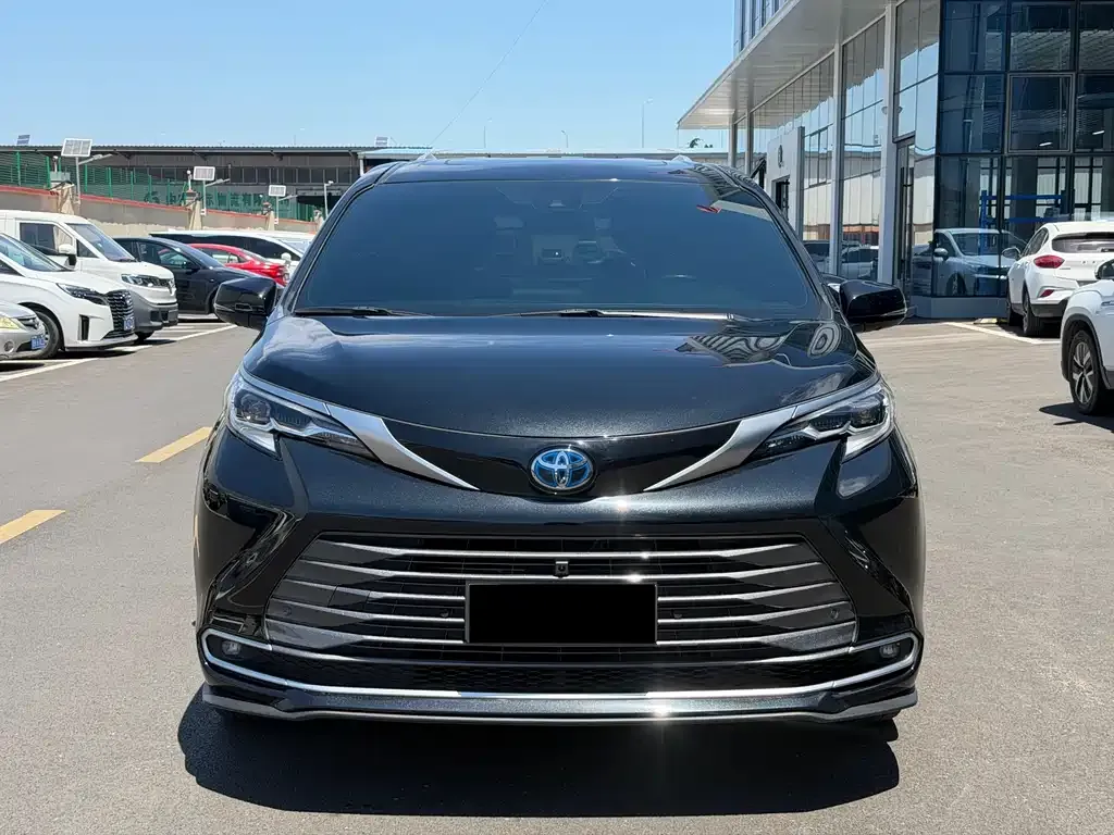 Toyota Sienna — фото 1