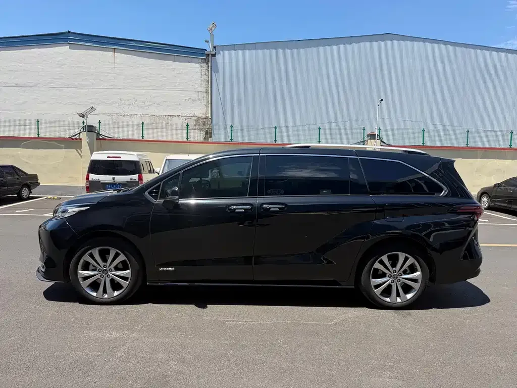 Toyota Sienna — фото 7