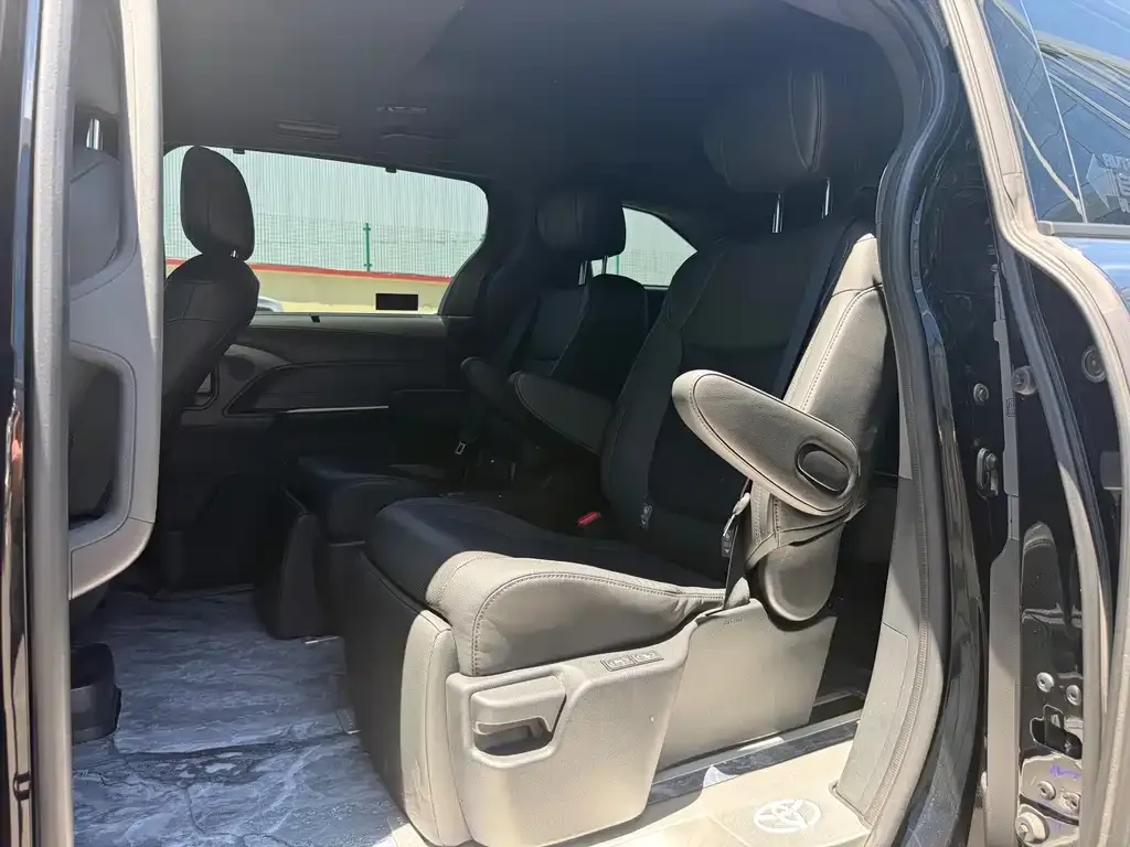 Toyota Sienna — фото 5
