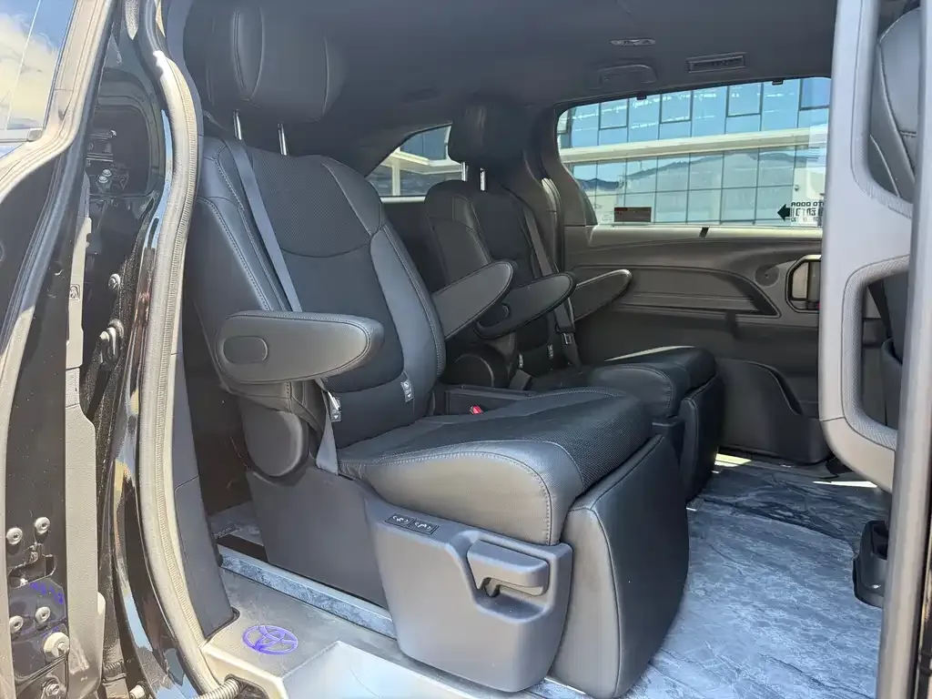Toyota Sienna — фото 2