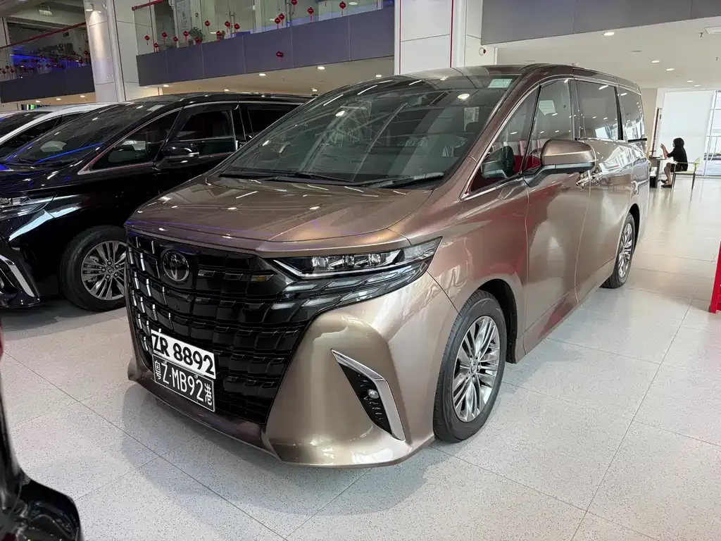 Toyota Alphard — фото 1