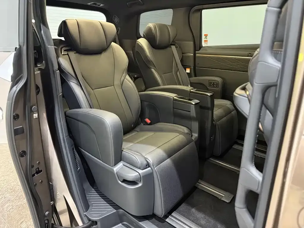 Toyota Alphard — фото 4