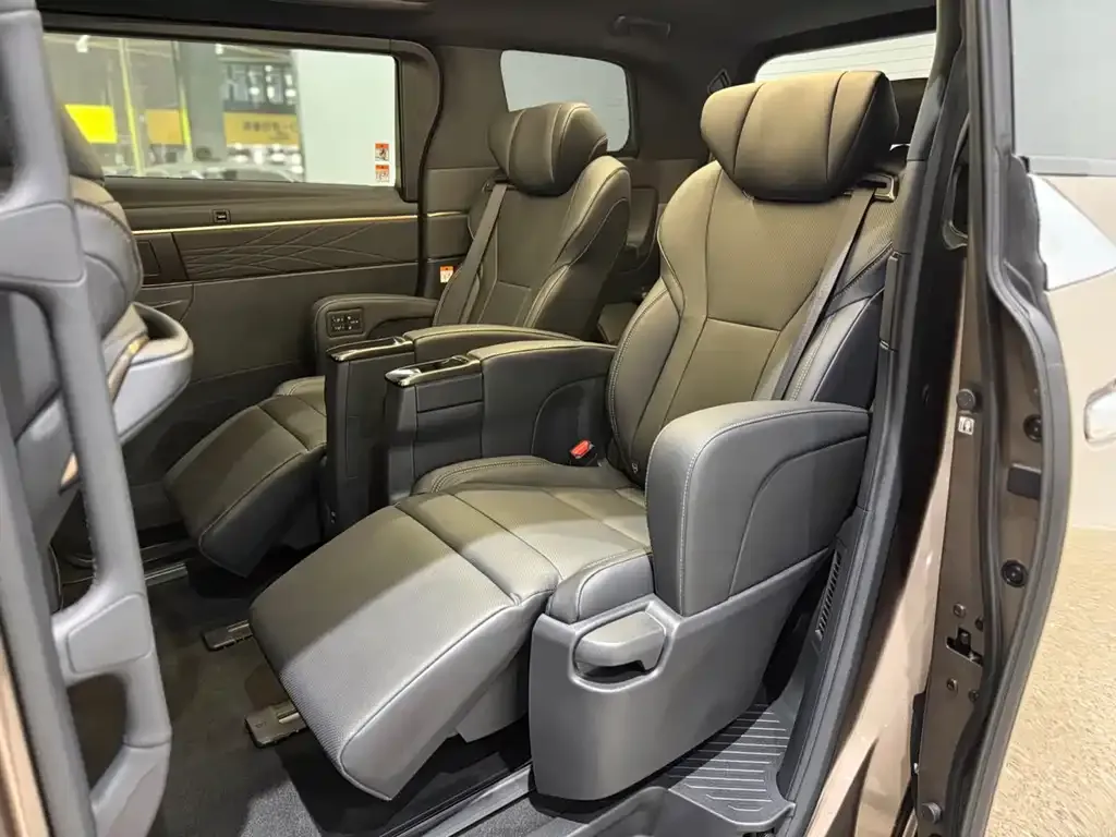 Toyota Alphard — фото 6
