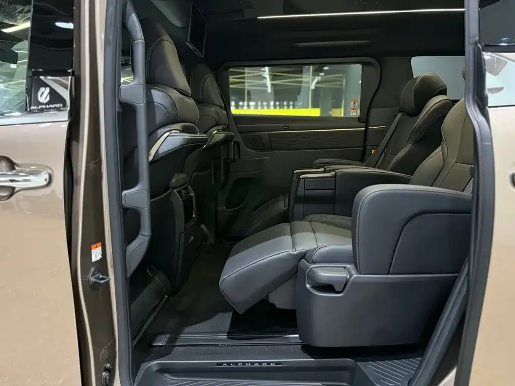Toyota Alphard — фото 8