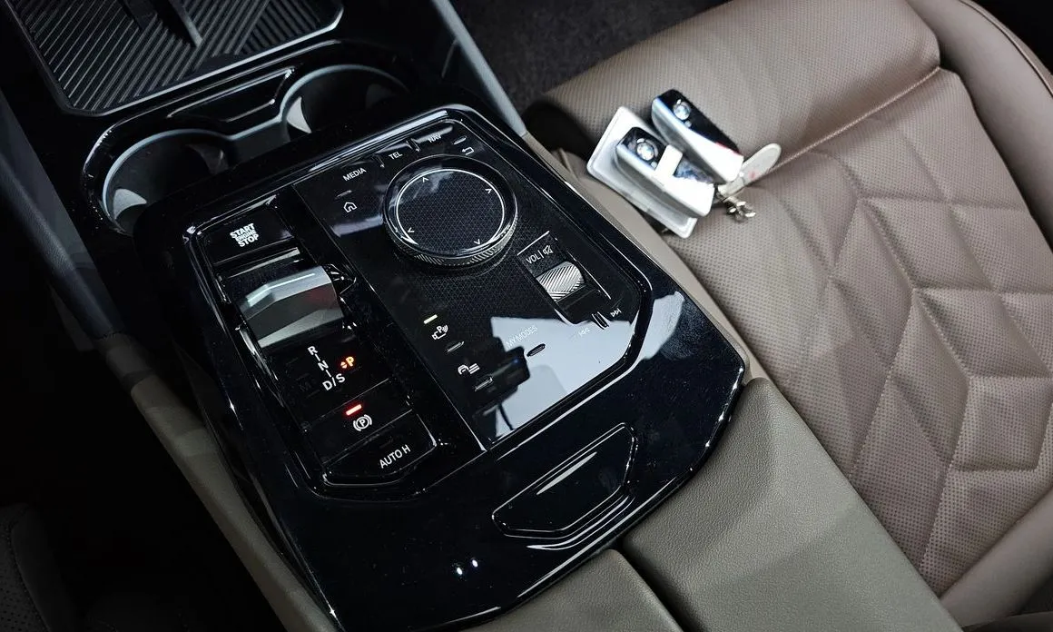 BMW 5-Series 2024 из KR, фото 4