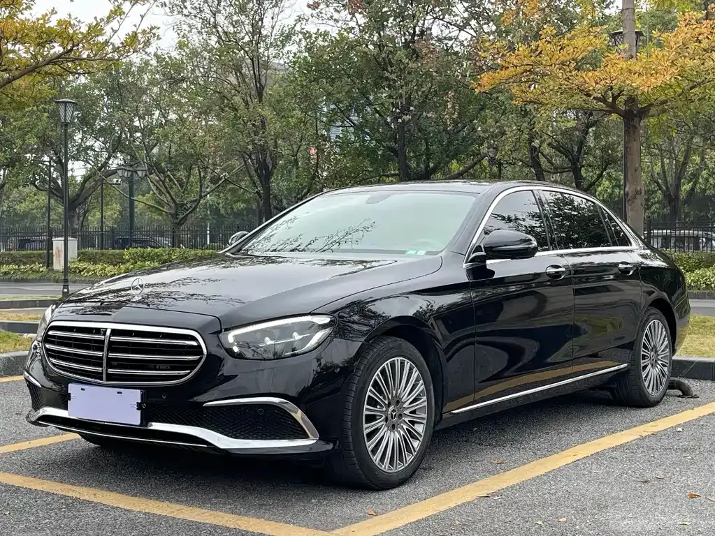 Mercedes-Benz E-Class — фото 1