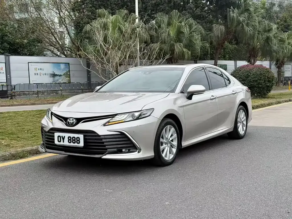 Toyota Camry — фото 1