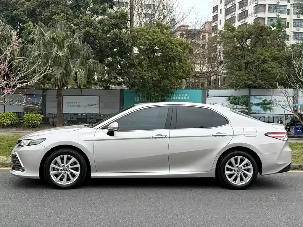 Toyota Camry — фото 10