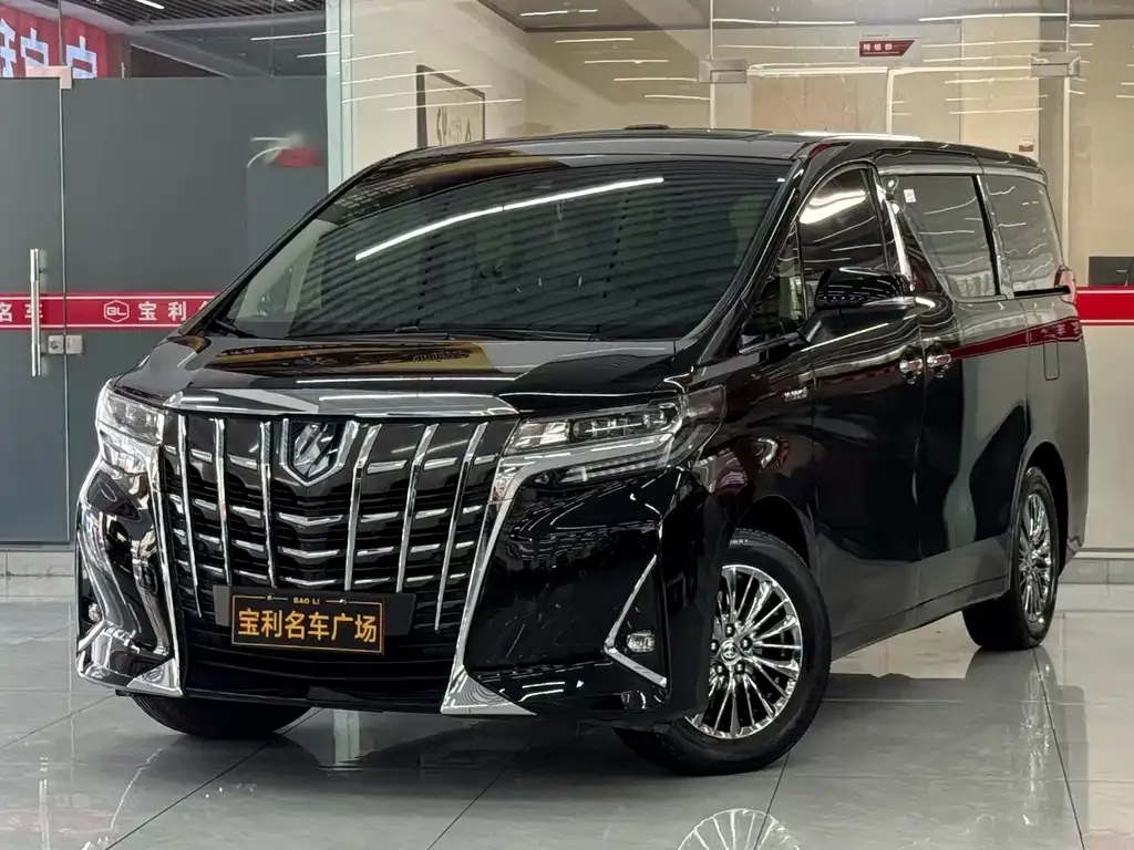 Toyota Alphard — фото 1