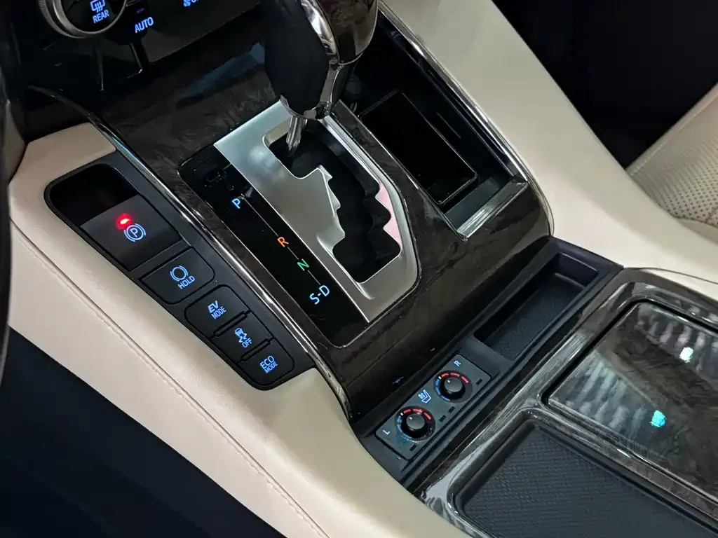 Toyota Alphard — фото 10