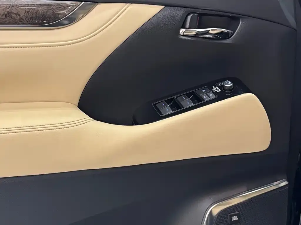 Toyota Alphard — фото 3