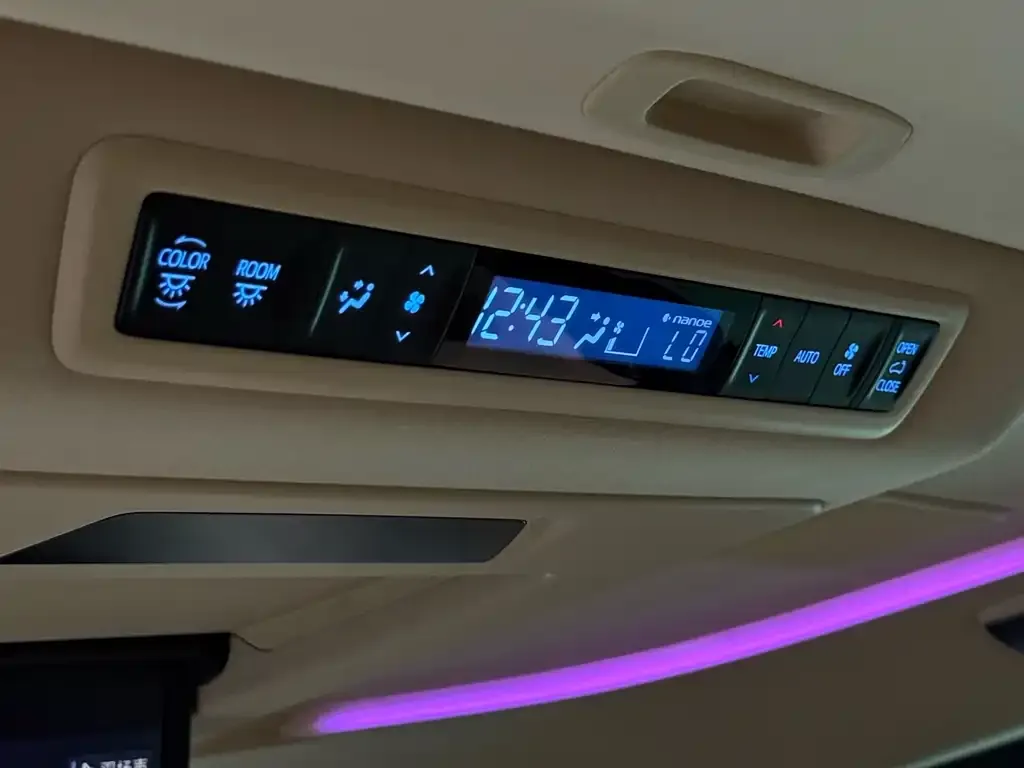 Toyota Alphard — фото 2