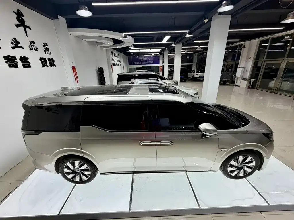 Volvo EM90 2024 из CN, фото 3