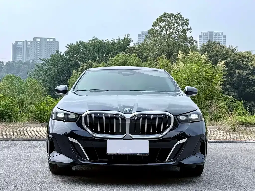 BMW 5 Series — фото 1