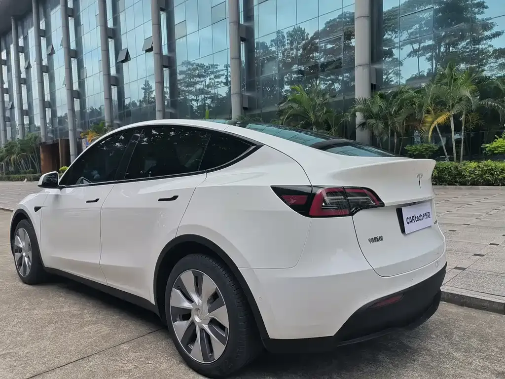 Tesla Model Y — фото 6