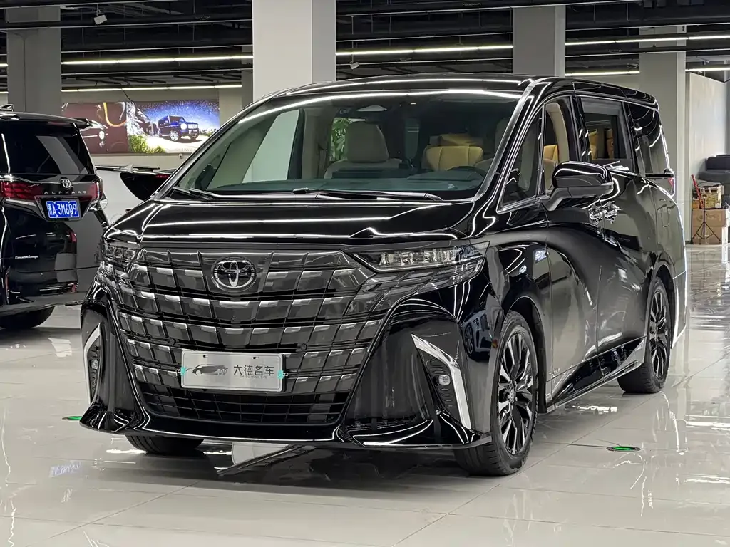 Toyota Alphard — фото 1