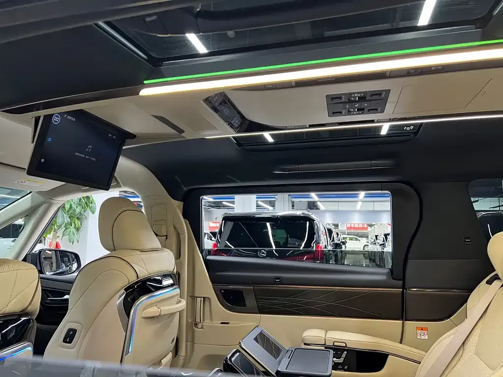 Toyota Alphard — фото 2