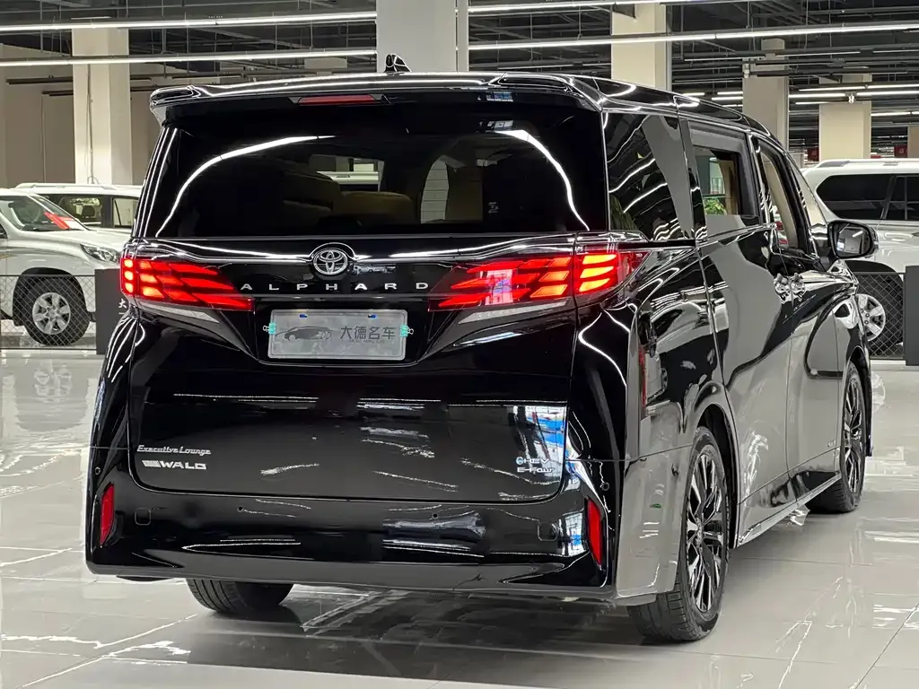 Toyota Alphard — фото 3